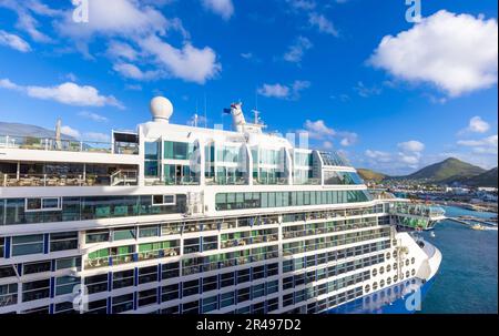 Kreuzfahrtschiff auf der Insel Sint Marrten auf einer Kreuzfahrt durch die Karibik. Stockfoto