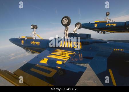 US Navy die Blue Angels Diamond Formation führt die Diamond Dirty Loop durch Stockfoto