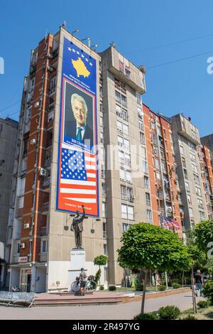 Das Bill Clinton Memorial, gefunden im Bill Clinton Boulevard in Pristina, Kosovo, und dankt für seine Hilfe während des Krieges gegen Serbien in den Jahren 1998-1999. Stockfoto