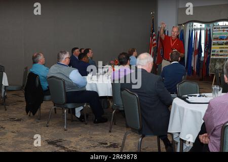 Marine Corps Air Station (MCAS) Cherry Point Director of Operations Robert Rice diskutiert den Beitrag, den Auftrag und die wirtschaftlichen Auswirkungen der Anlage während des vierteljährlichen Treffens der City-County Manager des Eastern Carolina Council of Government (ECCOG) in Miller’s Landing, MCAS Cherry Point, North Carolina, am 18. Januar 2023. Bei diesem Treffen können Führungskräfte aus neun Countys im Osten von North Carolina aktuelle Informationen über die Region bereitstellen. Craven County war in diesem Quartal Gastgeber der Veranstaltung. MCAS Cherry Point wurde als Veranstaltungsort gewählt, da es einen wichtigen wirtschaftlichen Beitrag zur Grafschaft leistet. Stockfoto