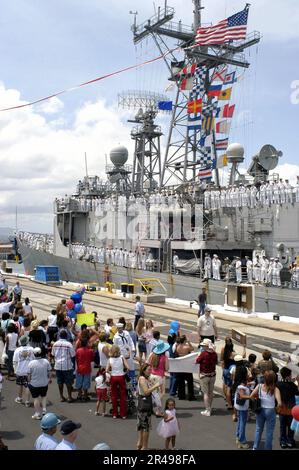 US Navy Friends und Familienmitglieder begrüßen die Crew der geführten Raketenfregatte USS Reuben James (FFG 57), wenn sie zu ihrem Homeport in Pearl Harbor zurückkehrt Stockfoto