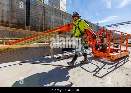 Bauarbeiter führen Arbeiten an Betonfüllungen und an der Wand ausgerichteten Bewehrung und Schalungen für das Projekt Charleroi Lock Construction an den Monongahela River Locks und Dam 4 in Charleroi, Pennsylvania, am 21. März 2023 durch. Die USA Das Armeekorps der Ingenieure im Bezirk Pittsburgh betreibt die Anlage und beaufsichtigte das Bauprojekt in Charleroi zur Verbesserung der Binnenschifffahrt in der Region. Die neu errichtete Kammer soll sich vor dem Sommer mit Wasser füllen, und sie soll 2024 vollständig in Betrieb gehen. Die Bauarbeiten in Charleroi begannen 2004. Wenn Sie fertig sind Stockfoto