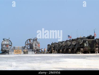 US Navy die Marine der 2. Marine Expeditionary Brigade stellt Fahrzeuge nach einer gründlichen Reinigung auf, bevor sie wieder an Bord der Amphibienschiffe gebracht wurden Stockfoto