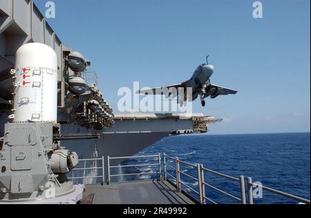 US Navy ein EA-6B Prowler startet vom Cockpit an Bord der USS Constellation (CV 64) Stockfoto