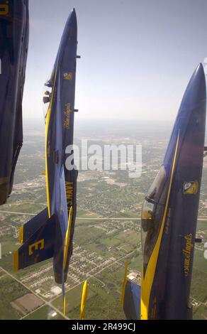 US Navy The Blue Angels Diamond Formation führt die Diamond Roll auf Stockfoto