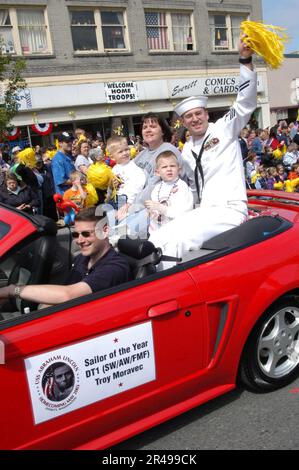 US Navy Sailor of the Year, Dental Technician 1. Class und seine Familie machen eine Fahrt durch eine Parade mit Kassetten zu Ehren aller Seeleute in Lincoln und ihrer Familien Stockfoto