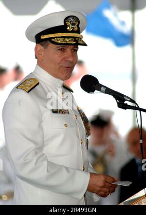 US Navy Vice ADM. T. Michael Bucchi spricht bei seiner Übergangszeremonie vor der Menge Stockfoto