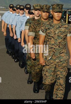 US Navy-Matrosen und US Marines stationiert in den USA Marine Corps Air Facility Kaneohe marschiert zusammen bei einer Preisverleihung, bei der Matrosen in die nächsthöhere Gehaltsstufe befördert wurden Stockfoto