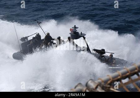 DAS SPEZIALBOOT-Team DER US-Marine nähert sich einem Joint Venture High Speed Vessel Experimental One (HSV X1) für eine Schulung zum Boarding Search and Seizure (VBSS) Stockfoto