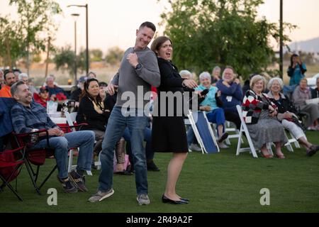 230328-N-PG545-1227, Goodyear, Arizona (28. März 2023), Musiker 1. Class Madilyn Crossland, aus Fremont, Kalifornien, tanzt während eines US-amerikanischen Publikums mit einem Publikumsmitglied Navy Band Sea Chanters Konzert im Goodyear Civic Center. Die Sea Chanters führten 19 Konzerte über 22 Tage auf, wobei sie während ihrer nationalen Tour im Jahr 2023 2800 km in Washington, Oregon, Kalifornien und Arizona zurücklegten. Auf den nationalen Rundgängen kann die Band mit Gemeinden in Gebieten des Landes Kontakt aufnehmen, die keine Gelegenheit haben, regelmäßig die besten Musical-Ensembles der Navy zu sehen, und diejenigen ehren, die gedient haben Stockfoto