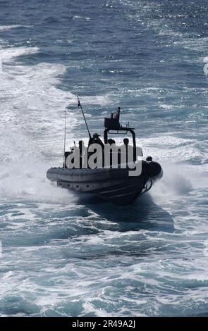 DAS US Navy Special Boat Team bereitet sich auf das Joint Venture High Speed Vessel Experimental One (HSV-X1) während einer Vessel Boarding Search and Seizure (VBSS)-Schulung vor Stockfoto