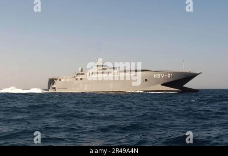 US Navy Joint Venture, High Speed Vessel Experimental One (HSV X1) transportiert verschiedene Gruppen der Kriegsführung, die an einer Fortbildung zur Schiffssuche und -Beschlagnahme (VBSS) in Suppo teilnehmen Stockfoto