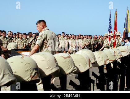 US Navy Brigg. General Richard F. Natonski, kommandierender General 2D Marine Expeditionary Brigade, richtet sich an mehr als 1.000 Seeleute und Marines während eines Memorial Day Service, der auf dem Flugdeck des Schiffes durchgeführt wird Stockfoto