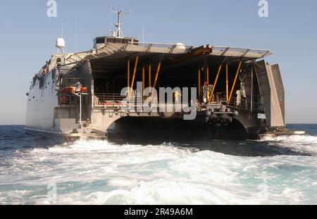 US Navy Joint Venture, High Speed Vessel Experimental One (HSV X1) zieht ein Special Boat Team (SBT) Rigid Hull Inflatable Boat (RHIB) aus dem Wasser Stockfoto