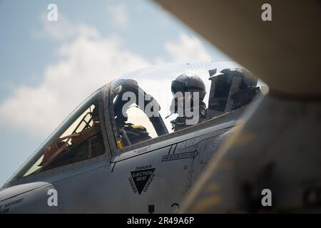 USA Air Force Captain Kevin Domingue, Pilot der 74. Kampfgeschwader, startet seinen Start vom Luftwaffenstützpunkt Moody, Georgia, nach Davis-Monthan AFB, Arizona, April 5, 2023. Domingue wird der letzte Pilot sein, der diese spezielle A-10 fliegen wird, während sie in den Ruhestand geht. Stockfoto