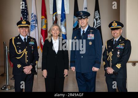 Italienischer Botschafter in den USA Mariangela Zappia (zweite nach links), Generalmajor Maurizio Cantiello (links) des italienischen Verteidigungsattaché und stellvertretender Staatssekretär der USA General Julian C. Cheater der Luftwaffe (zweite nach rechts) posieren für ein Foto im Memorial Amphitheater Display Room am Arlington National Cemetery, Arlington, Virginia, 28. März 2023. Alle waren bei ANC für eine öffentliche Kranzlage am Grab des unbekannten Soldaten anlässlich des 100. Jahrestages der Gründung der italienischen Luftwaffe. Die Veranstaltung umfasste eine Überführung von vier T6-Flugzeugen. Stockfoto