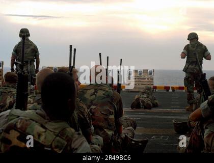 US Navy Marines, die dem 3. Bataillon 2. Marine Regiment (3-2) zugeteilt sind, nehmen an einem Kleinwaffenschießen auf dem Cockpit an Bord des Amphibienschiffs USS Kearsarge (LHD 3) Teil. Stockfoto