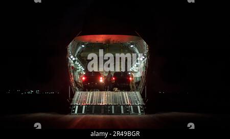 USA Soldaten der Spezialeinsatzkräfte bereiten sich vor, zwei gepanzerte Lastwagen aus den USA zu entladen Luftwaffe C-17 Globemaster III, der 8. Expeditions-Airlift-Geschwader während einer Abwehr-ISIS-Versorgungsmission für Zug und Ausrüstung nach Nordost-Syrien zugeteilt wurde, 11. Januar 2023. CTEF ist ein finanziertes Programm, das den Partnerkräften Ressourcen zur Verfügung stellt, die bei der dauerhaften Niederlage des ISIS unter Operation inhärent Resolve helfen sollen. Stockfoto