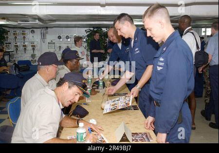 US Navy Rentner Profi Major League Baseball Spieler, Fred Lynn, Boston Red Sox, Craig Nettles, New York Yankees und Paul Blair, Baltimore Orioles signieren Autogramme für USS Harry S. Truman (CVN 75) Stockfoto