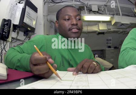 US Navy Aviation Maintenance Administrationman 1. Class prüft den Abendflugplan Stockfoto