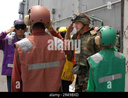 US Navy Brigg. General Richard F. Natonski, der Befehlshaber der zweiten Marine Expeditionary Brigade (2. MEB), fährt durch Rainbow Sideboys, während er die USS Kearsarge (LHD 3) zum letzten Mal verlässt Stockfoto