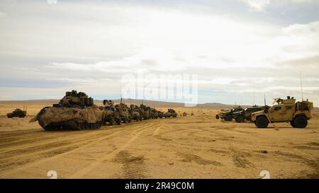 USA Soldaten, die dem "Hound Battalion" zugeteilt sind 3. Bataillon, 67. Panzerregiment, 2. Kampfteam der Panzerbrigade, 3. Infanterie-Division, stellen ihre Militärfahrzeuge in Fort Irwin, Kalifornien, am 24. Februar 2023 auf. Die Spartanische Brigade, die modernste Brigade der Armee, schloss ihre Rotation NTC 23-05 ab und machte sie nicht nur zur bestausgestatteten, sondern auch zur tödlichsten Einheit im amerikanischen Arsenal, während die Armee sich dem Aufbau der Armee von 2030 nähert. Stockfoto