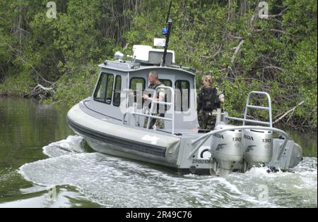 US Navy Master-at-Arms 2. Klasse links, und Machinist's Mate 1. Klasse ein Patrouillenfahrzeug auf dem Guantanamo River in Guatanamo Bay, Kuba Stockfoto