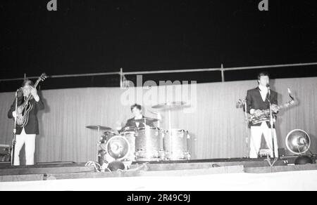 SAN DIEGO, USA, 1965: Mitglieder der britischen Gruppe, The Dave Clark Five, treten in einem Konzert auf, das vom Radiosender KCBQ organisiert wird Stockfoto