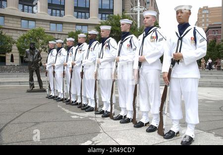 US Navy Mitglieder der USA Navy Ceremonial Guard steht in Formation neben der Lone Sailor Statue in den USA Navy Memorial Stockfoto