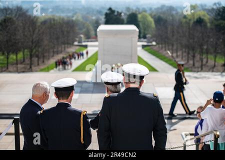 (Von links nach rechts) Charles Alexander, Jr., Superintendent, Arlington National Cemetery; Defense Attaché bei den USA und Kanada, Rear ADM. Garl Gillis; Jan De Beurme view the Changing of the Guard at the Tomb of the Unknown Soldier, Arlington National Cemetery, Arlington, Virginia, April 5, 2023. Hofmann war bei der ANC, um an einer öffentlichen Kranzbeweihung am Grab des unbekannten Soldaten teilzunehmen. Hofman hat auch drei kürzlich neu gekleidete belgische Medaillen von Croix de Guerre zurückgegeben, die ursprünglich dem Unkn verliehen wurden Stockfoto