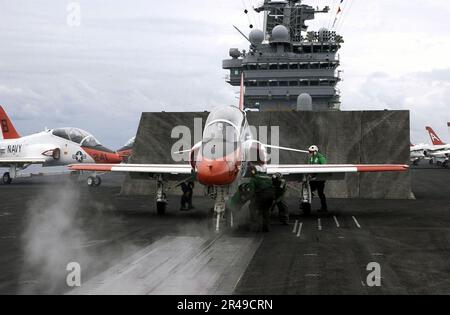 US Navy A T-45C Goshawk bereitet sich auf den Start vom Flugdeck vor Stockfoto