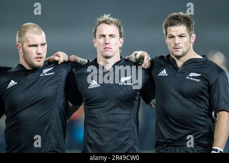 (L-R) Neuseelands Rugby All Black's Owen Franks, Jimmy Cowan und Kapitän Richie McCaw spielen gegen Südafrika in Auckland, Neuseeland auf Satur Stockfoto