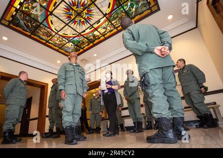 Cadets der New Jersey Youth Challenge Academy 55 besichtigen das New Jersey State House in Trenton, New Jersey, 11. April 2023. Die New Jersey Youth Challenge Academy ist ein alternatives Bildungsprogramm, das entwickelt wurde, um das Leben gefährdeter 16- bis 18-jähriger Jugendlicher zurückzugewinnen und Absolventen mit den Werten, Fähigkeiten, Bildung und Selbstdisziplin hervorzubringen, die für den Erfolg als Erwachsene erforderlich sind. Das Jugendherausforderungsprogramm der Nationalgarde wurde 1993 vom Kongress ins Leben gerufen, und die Eröffnungsklasse New Jerseys begann im September 1994. Stockfoto