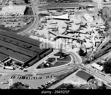 Ab 1954-1970 befand sich das Air Force Museum in Gebäude 89, Area C, Wright-Patterson AFB und verzeichnete 1959 eine Verbesserung um $95 Tausend. Viele der Flugzeuge des Museums blieben in einem außenparkplatz auf der anderen Straßenseite. Stockfoto