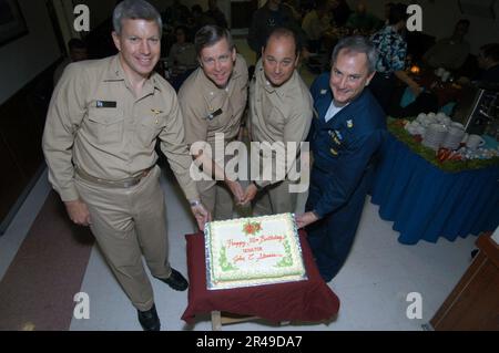 Die Führer DER US Navy schneiden einen Festkuchen zu Ehren des 102. Geburtstages von Senator John Cornelius Stennis am 3. August 2003 Stockfoto