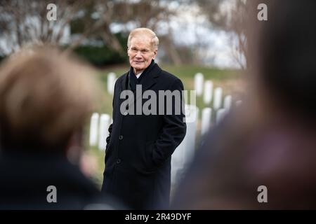 Bill Nelson, Administrator der National Aeronautics and Space Administration (NASA), gibt Bemerkungen vor dem Space Shuttle Challenger Memorial und Space Shuttle Columbia Memorial auf dem Arlington National Cemetery, Arlington, Virginia, am 26. Januar 2023. Dies war Teil des NASA-Gedenkfeiertags, an dem mehrere Kränze an Gedenkstätten und Grabstätten gelegt werden, zum Gedenken an jene Männer und Frauen, die ihr Leben verloren haben, um die Sache der Erforschung und Entdeckung zu fördern. Stockfoto