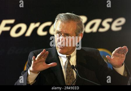 US-Verteidigungsminister Donald H. Rumsfeld beantwortet die Frage eines Reporters während einer Pressekonferenz im Luftwaffenstützpunkt Lackland, San Antonio Stockfoto
