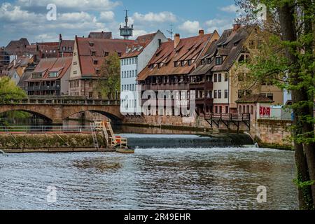 Eine wunderschöne Landschaft von Nürnberg, Deutschland, mit einer idyllischen Flussszene mit altmodischen Häusern im Hintergrund Stockfoto