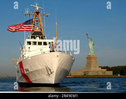 US Navy USA Coast Guard Cutter Bainbridge Island (WPB 1343), Heimat Portiert in Sandy Hook, NJ, steht Wache über der Freiheitsstatue im Hafen von New York Stockfoto