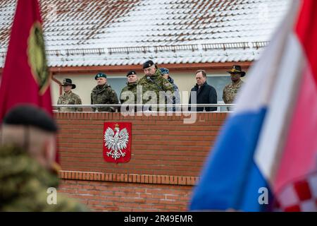 Major Ivan Kamber, Befehlshaber des kommenden 11. Kroatischen Kontingents, Panzer Battery, NATO-Kampfgruppe für verstärkte Vorwärtspräsenz Polen, spricht während der Übergabe zu den kroatischen Soldaten, Übernahmezeremonie in Bemowo Piskie, Polen, 24. Januar 2023. Die kroatische Armee arbeitet stolz zusammen mit der 1. Infanterie-Division, NATO-Verbündeten und regionalen Sicherheitspartnern an der Bereitstellung kämpfungsglaubwürdiger Kräfte für das V-Corps unter Amerikas vorwärtsgerichtetem Korps in Europa. Stockfoto