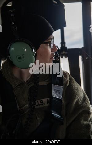 USA Shyanne Higgins, Militärpolizei der 35. Militärpolizei, 891. Ingenieurbataillon, 635. Regionale Unterstützungsgruppe, fährt in einem HH-60 Black Hawk Hubschrauber zum Amelia Earhart Hanger Museum in Atchison, Kansas, 7. März 2023. USA Soldaten, die der 1. Infanterie-Division zugeteilt wurden, führten einen rein weiblichen Flug durch und besuchten das Amelia Earhart Museum, um die Leistungen von Frauen in der Luftfahrt zu feiern. Stockfoto