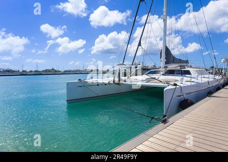 Saint Martin, Marigot Ufer Fort Louis Yachthafen mit Yachten und Wassersportaktivitäten. Stockfoto