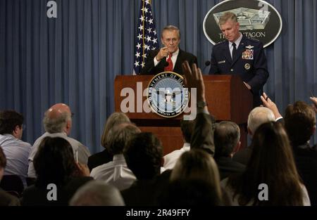 US-Verteidigungsminister Donald H. Rumsfeld beantwortet die Frage eines Reporters während einer Pressekonferenz im Pentagon Stockfoto