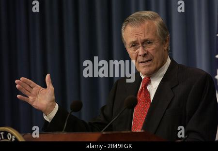 US-Verteidigungsminister Donald H. Rumsfeld beantwortet die Frage eines Reporters während einer Pressekonferenz im Pentagon Stockfoto
