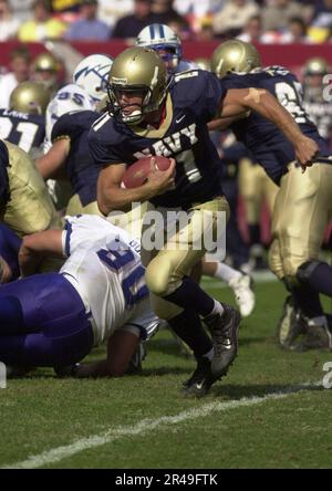 CRAIG Candeto, Senior Quarterback der US Navy, sucht nach einem Loch in der Air Force-Verteidigungslinie Stockfoto