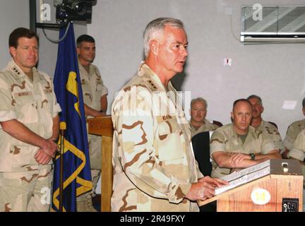 US Navy ausscheidender Commander Kommandozentrale der Marine, Vizeadmiral der Fünften Flotte, Timothy J. Keating, spricht mit einem Gast, der sich zur Zeremonie zum Kommandowechsel im Hauptquartier der Fünften Flotte in Bah versammelt hat Stockfoto