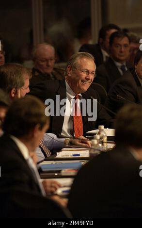 DER Verteidigungsminister DER US-Marine, der ehrenwerte Donald H. Rumsfeld, wird zu Beginn einer Rundtischdiskussion über die zweitägige Konferenz der NATO-Verteidigungsminister in Colorado Springs, Co., gesehen Stockfoto