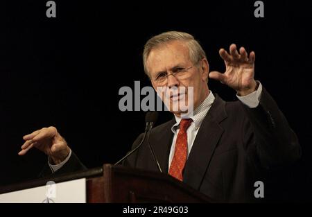 US Navy Secretary of Defense, der ehrenwerte Donald H. Rumsfeld, beantwortet Fragen von Medienvertretern während einer gemeinsamen Nachrichtenkonferenz mit NATO-Generalsekretär George Robertson bei einer Informationssitzung Stockfoto