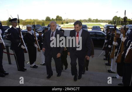 Der stellvertretende Verteidigungsminister DER US-Marine Paul Wolfowitz (rechts) begleitet den afghanischen Vizepräsidenten Hedayat Amin Arsala durch eine Ehrensperrung und in das Pentagon Stockfoto