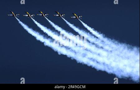 US Navy das Präzisionsflug-Demonstrationsteam Blue Angels der US Navy tritt auf Stockfoto